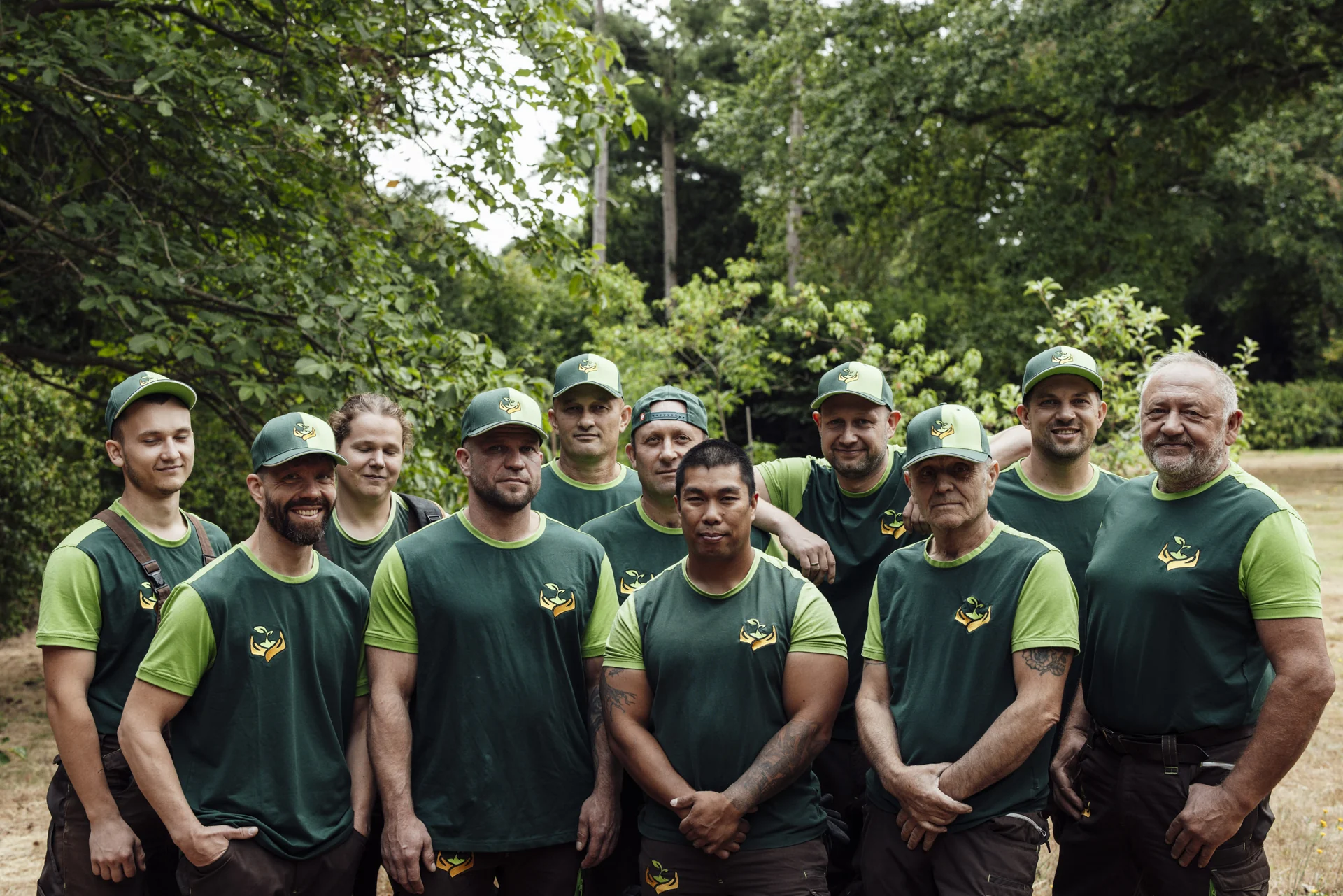 Team von B&H Garten- und Landschaftsbau in grüner Arbeitskleidung